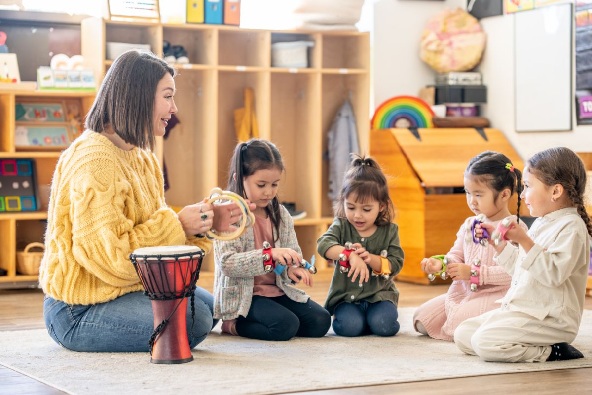 Wyposażenie do szkoły – kompleksowy przewodnik po kluczowych pomocach dydaktycznych i edukacyjnych