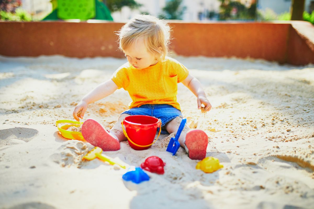 Jak wybrać odpowiednią piaskownicę dla dzieci – różne opcje i praktyczne porady