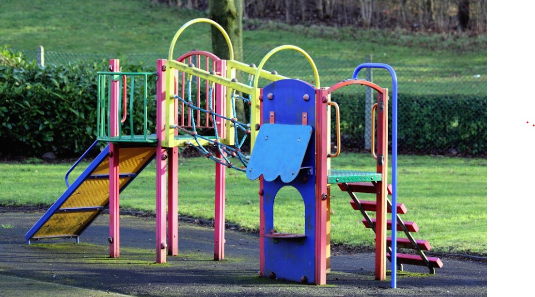 Plac zabaw z metalu w ogrodzie – trwałość i bezpieczeństwo